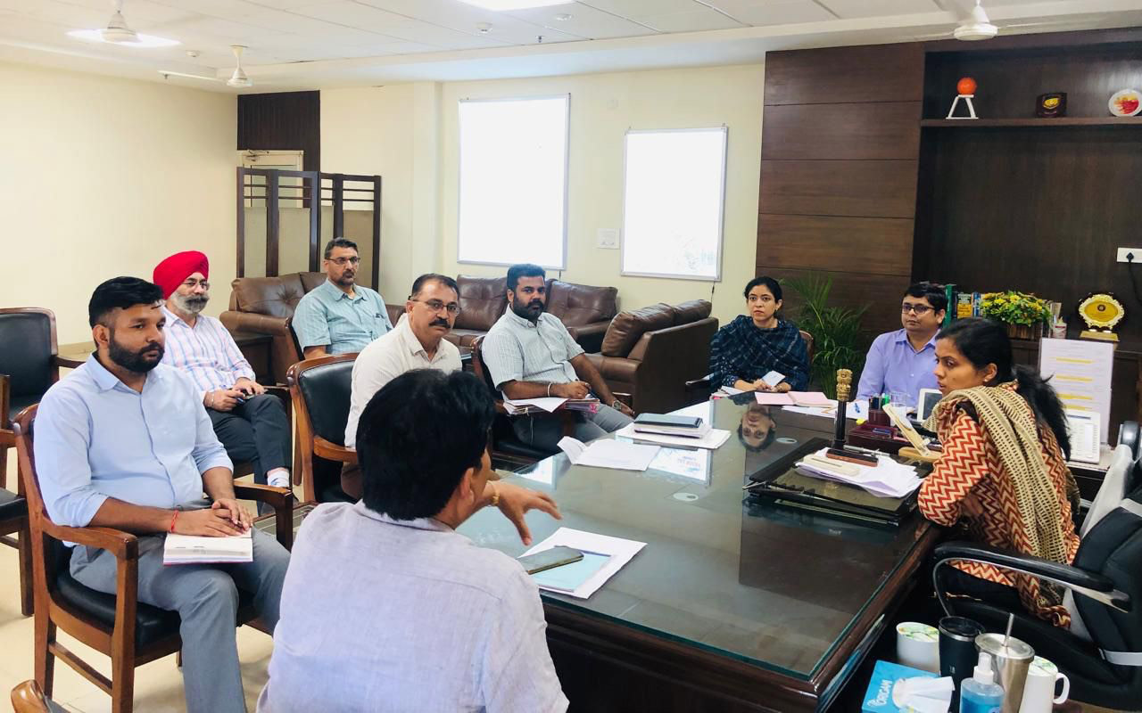 धान की पराली की लपटों को बुझाने के लिए अग्निशमन यंत्रों की रिपोर्टिंग का समय 15 मिनट के भीतर सुनिश्चित किया जाए, डीसी ने एसडीएम को कहा
